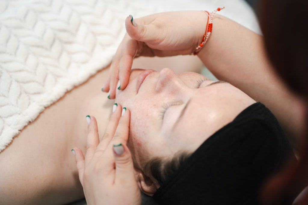 Kobieta w pełni oddana Masażowi Kobido – z zamkniętymi oczami odczuwa głęboki relaks i uwalnianie napięć. Chwila ukojenia i naturalnego odmłodzenia twarzy.